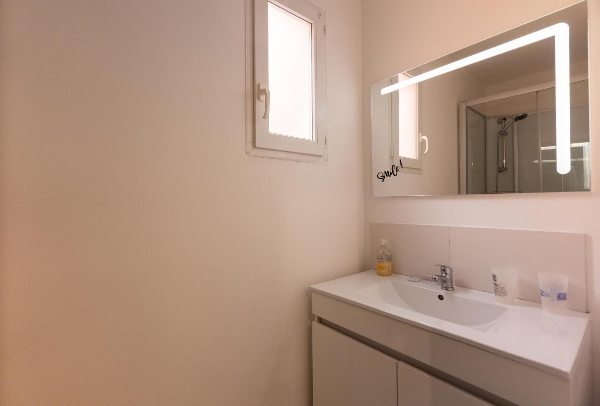 Appartement Tout Equipe Pour 6 Personnes A 15Min Des Plages Béziers Exteriör bild